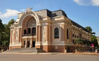 Tour riêng nửa ngày khám phá thành phố Sài Gòn bằng xe Jeep cổ điển của quân đội (ảnh 2)
