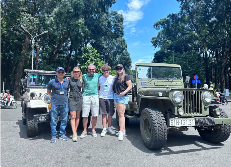 Tour riêng nửa ngày khám phá thành phố Sài Gòn bằng xe Jeep cổ điển của quân đội