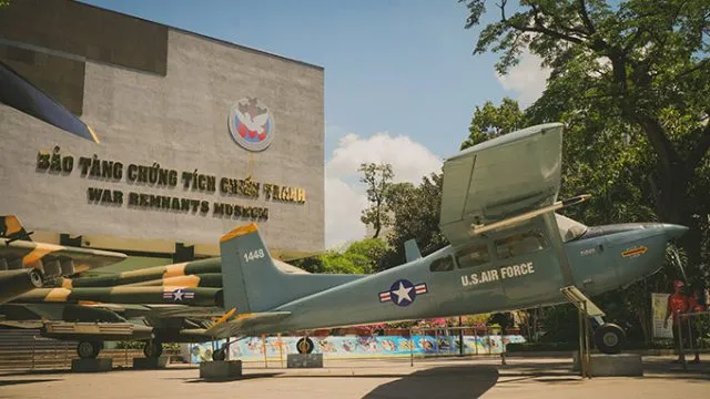 Tour riêng nửa ngày khám phá thành phố Sài Gòn bằng xe Jeep cổ điển của quân đội (ảnh 5)
