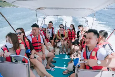 Nhóm khách đi cano riêng tham quan đảo vịnh Nha Trang