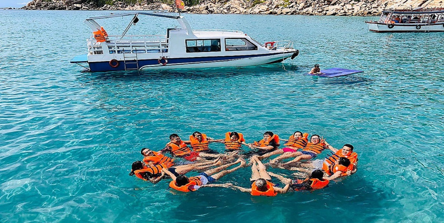 THAM QUAN ĐẢO NHA TRANG – TIỆC BAR NỔI TRÊN BIỂN (ảnh 4)