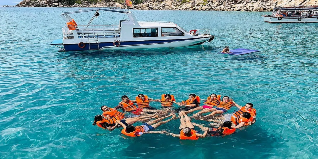 THAM QUAN ĐẢO NHA TRANG – TIỆC BAR NỔI TRÊN BIỂN (ảnh 4)