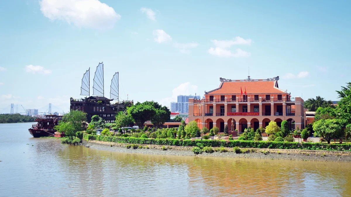 Tour tham quan Dinh Độc Lập - Miếu Bà - Bảo Tàng - Nhà Thờ Đức Bà - Bưu Điện - Bến Nhà Rồng