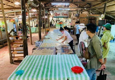 TOUR CỦ CHI - MỸ THO: CHUI HẦM ĐỊA ĐẠO - CHÈO XUỒNG BA LÁ - LÀM KẸO DỪA - ĐI XE NGỰA/XE LAM (photo 4)