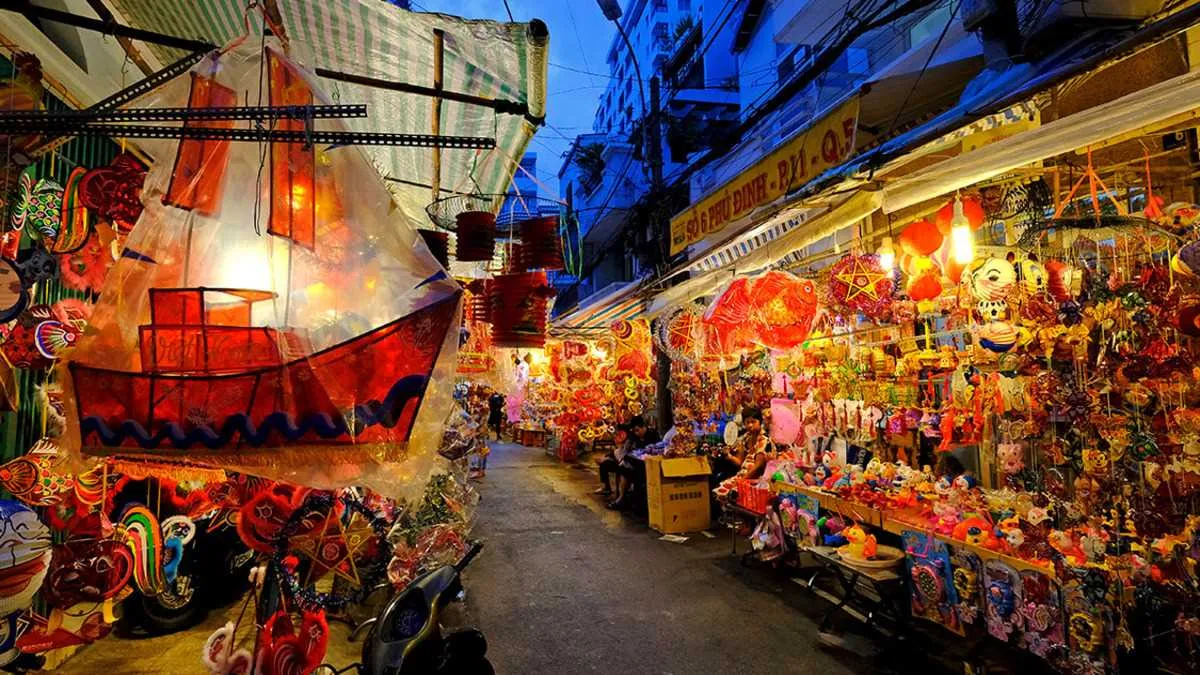 TOUR HỒ CHÍ MINH - DINH ĐỘC LẬP - MIẾU BÀ THIÊN HẬU - CHỢ LỚN - MỸ THO (ảnh 2)