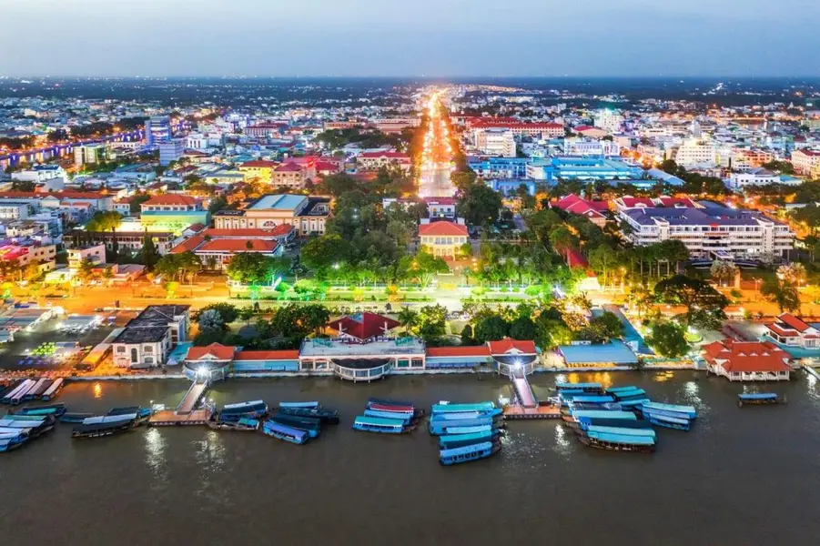 TOUR HỒ CHÍ MINH - DINH ĐỘC LẬP - MIẾU BÀ THIÊN HẬU - CHỢ LỚN - MỸ THO (ảnh 4)