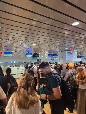 Hành khách quốc tế xếp hàng tại quầy làm thủ tục sân bay Cam Ranh