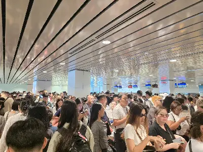Hàng nghìn khách xếp hàng làm thủ tục tại ga quốc tế sân bay Cam Ranh