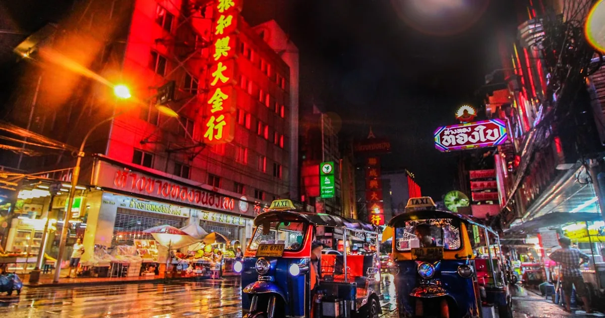 Du khách dùng eSIM Thái Lan tại Bangkok