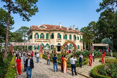 Dinh thự kiến trúc Pháp cổ điển giữa rừng cây — hình ảnh minh hoạ Dinh 1 Bảo Đại Đà Lạt