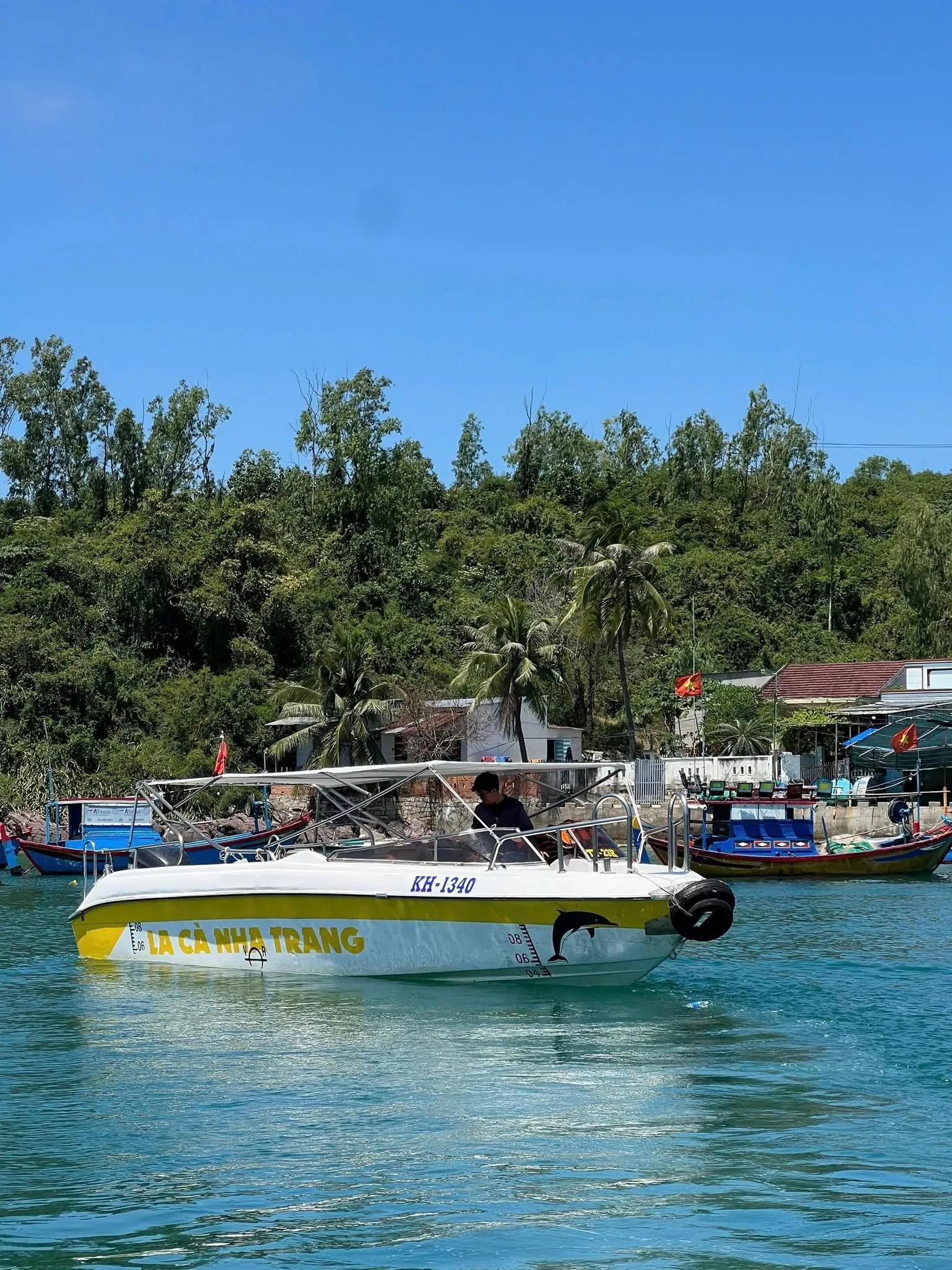 Cano riêng đưa khách tham quan các đảo vịnh Nha Trang