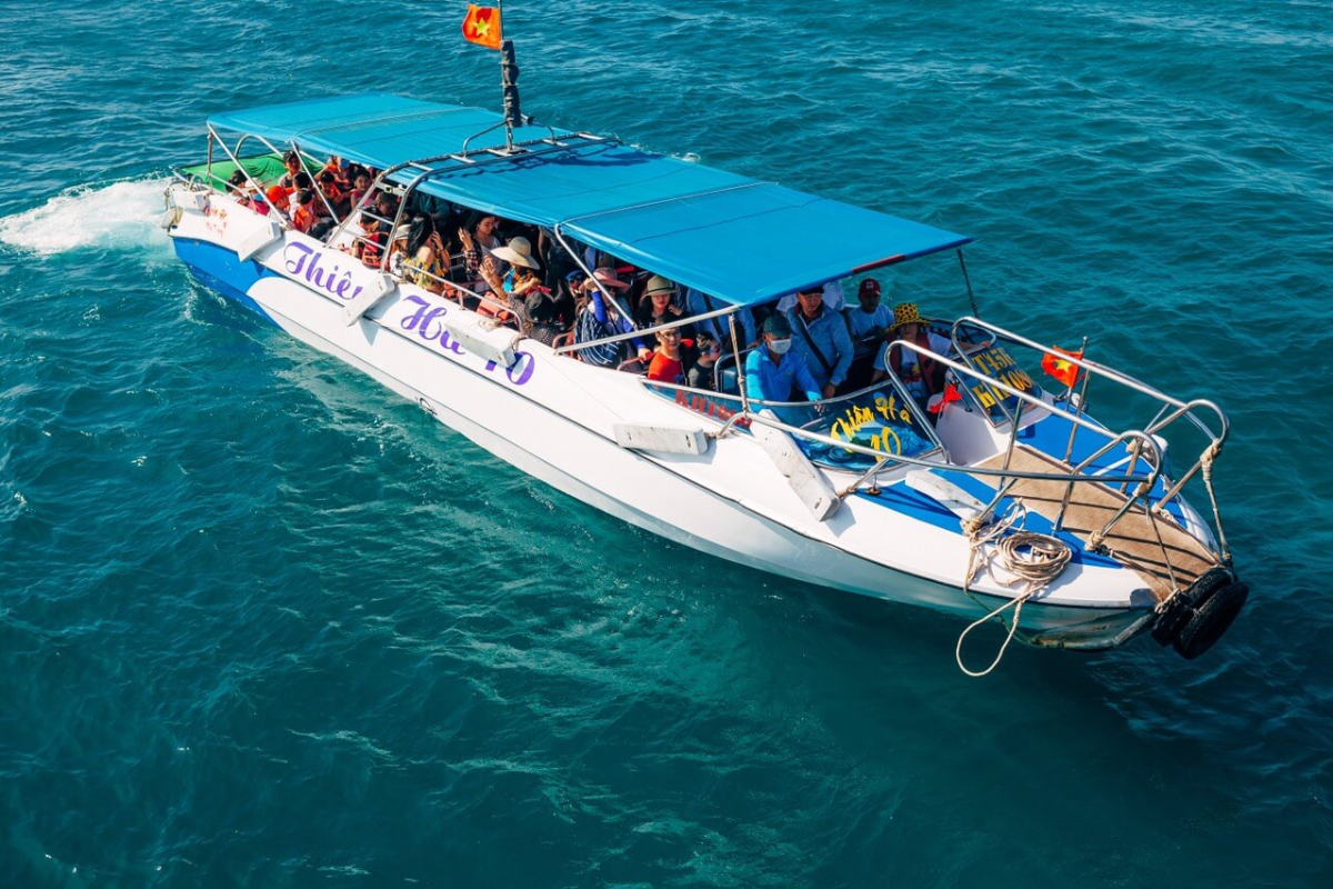 Comparing a private speedboat charter and a shared speedboat tour to the Nha Trang islands