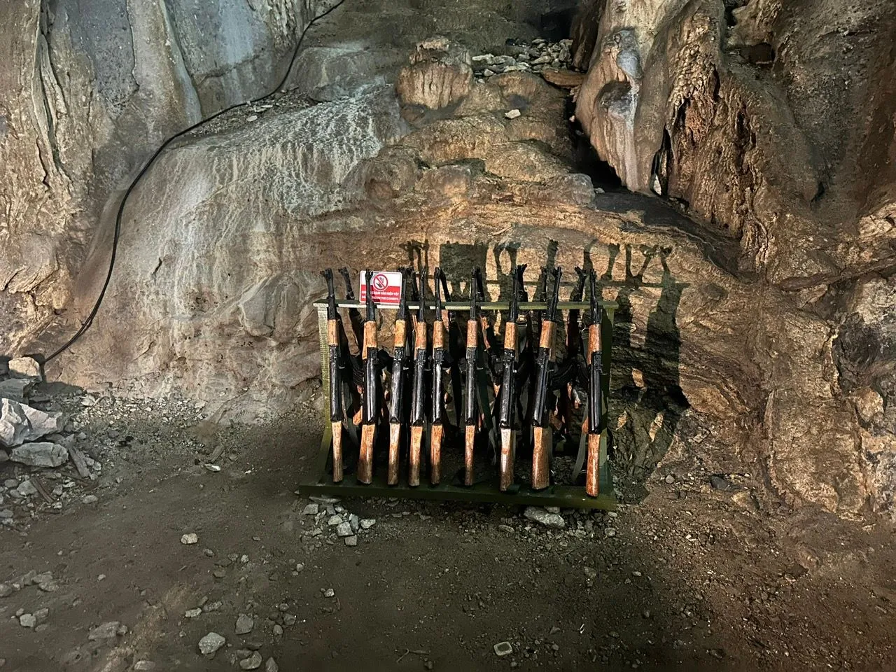 KHÁM PHÁ ĐỘNG PHONG NHA - SUỐI NƯỚC MOỌC TRONG NGÀY (ảnh 3)