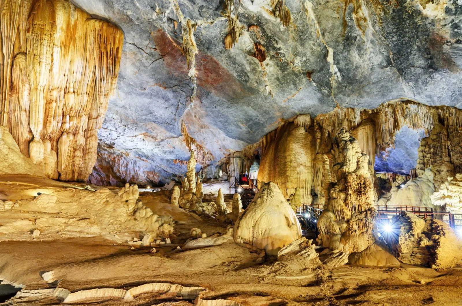 KHÁM PHÁ ĐỘNG PHONG NHA - SUỐI NƯỚC MOỌC TRONG NGÀY (ảnh 4)