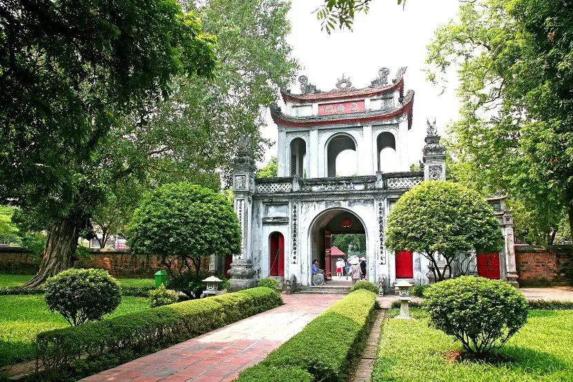 Tour Việt Nam 12 ngày: Hà Nội – TP.HCM – vịnh Hạ Long – Huế