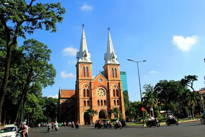 Tour Việt Nam 14 ngày: Hà Nội – TP.HCM – vịnh Hạ Long – Huế