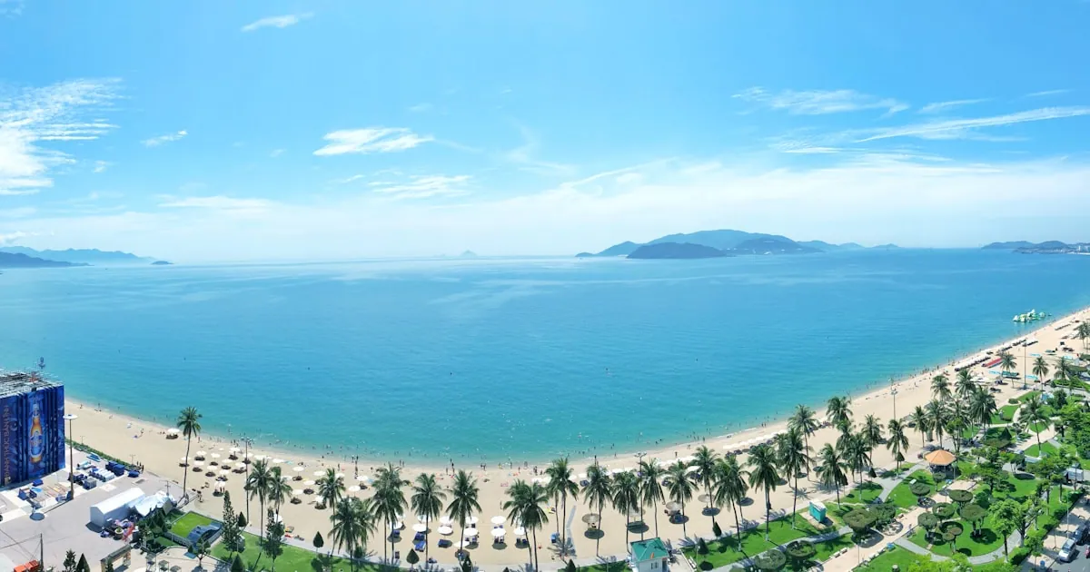 Vịnh Nha Trang nhìn từ trên cao - điểm đến của đường bay thẳng Đồng Hới - Cam Ranh từ 16/8/2026