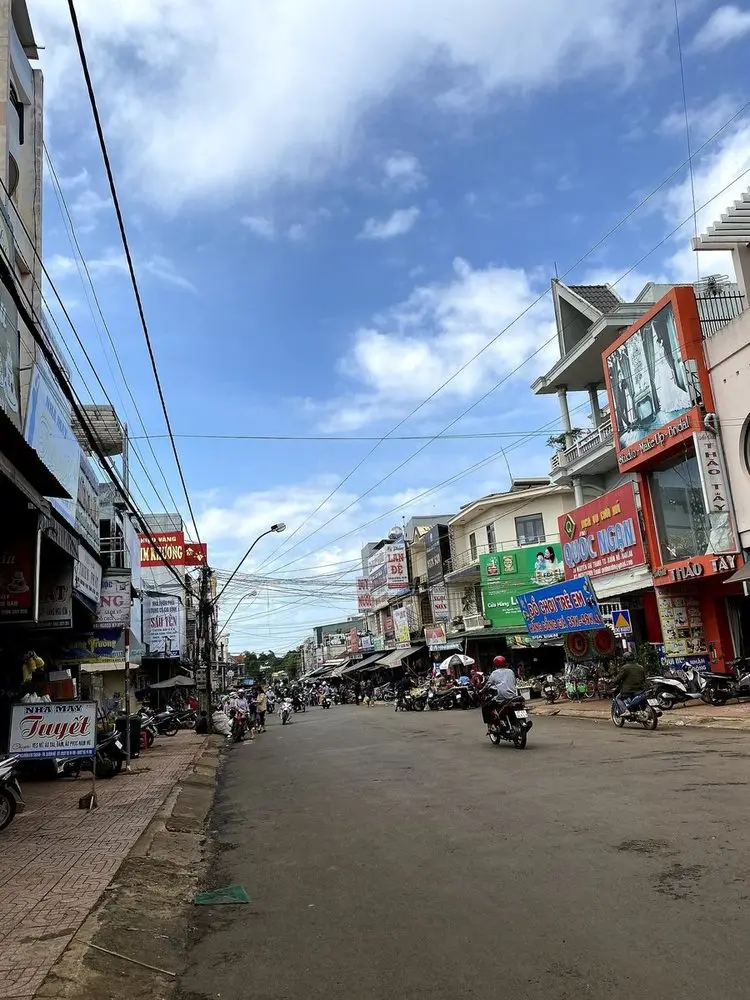 Chợ địa phương ở Đắk Lắk Chợ ở Buôn Hồ, tỉnh Đắk Lắk với sạp rau củ và đặc sản địa phương