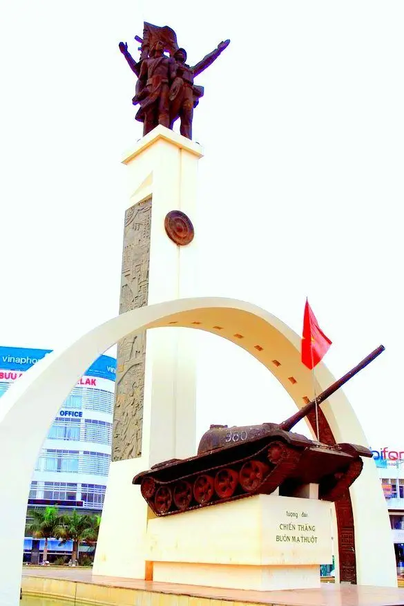 Tượng đài Chiến thắng Buôn Ma Thuột Tượng đài Chiến thắng Buôn Ma Thuột ở ngã sáu trung tâm thành phố