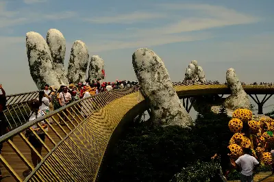 Du khách trên Cầu Vàng Bà Nà Hills – lịch trình 1 ngày từ Đà Nẵng