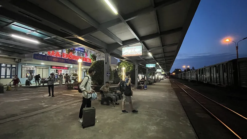 Ga Đồng Hới Ga Đồng Hới, nhà ga cách biển Nhật Lệ khoảng 3 km trên tuyến tàu di sản