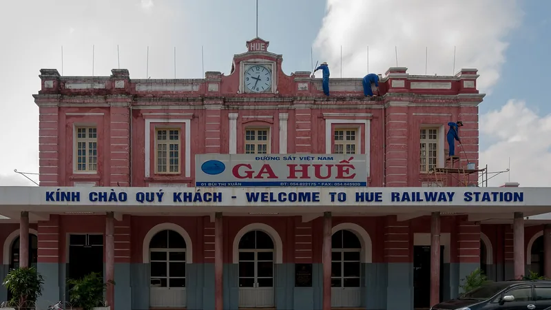 Ga Huế Ga Huế, điểm khởi hành của đoàn tàu di sản Huế - Phong Nha lúc 7h15 mỗi sáng