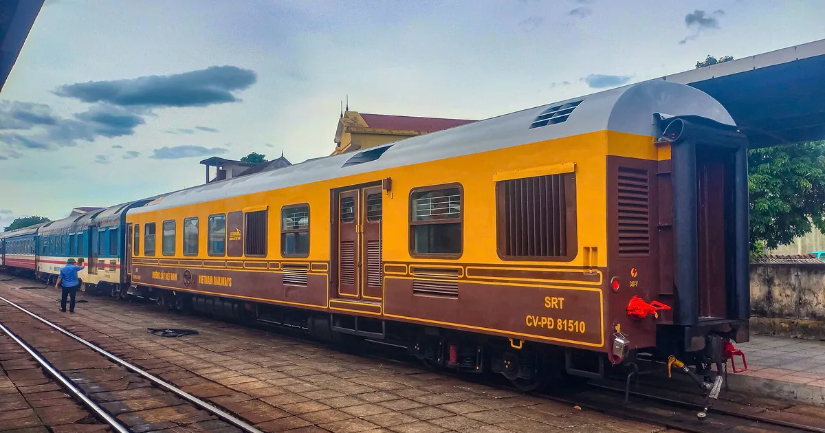 Toa tàu du lịch tuyến di sản Huế – Thọ Lộc sơn vàng nâu dừng tại ga Đồng Hới trước ngày khai trương