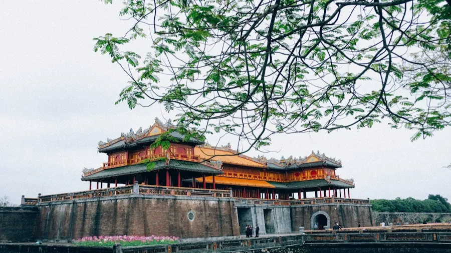 Kinh thành Huế nhìn từ bờ hộ thành hào, điểm khởi hành của tàu du lịch Cố đô Huế - Phong Nha