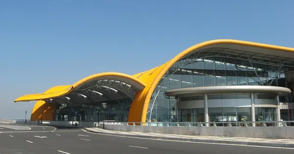 Nhà ga hành khách sân bay quốc tế Liên Khương (Đà Lạt) với mái cong màu vàng đặc trưng