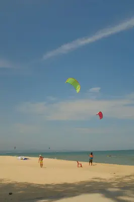 Mũi Né 海滩的风筝冲浪——著名水上运动