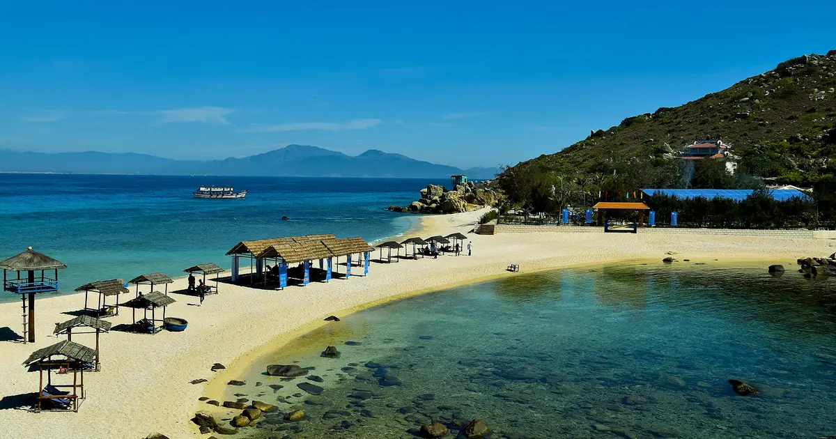 Bãi biển Hòn Nội trên vịnh Nha Trang, nước biển trong xanh nhìn từ trên cao
