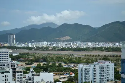 被海洋与群山环绕的芽庄市区航拍全景