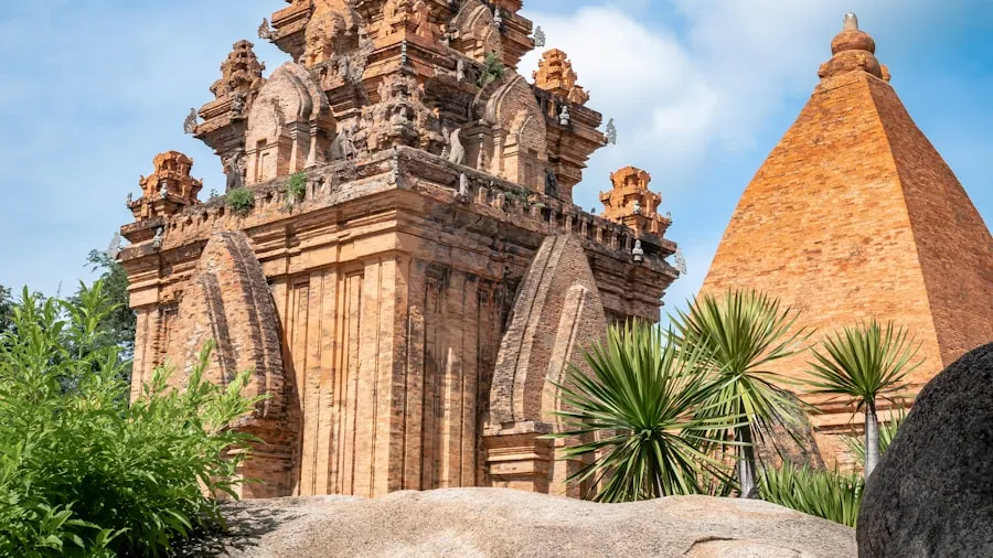 Tháp Bà Ponagar - điểm tham quan quen thuộc tại Nha Trang Tháp Bà Ponagar Nha Trang nhìn từ chân tháp, điểm tham quan gần sân bay Cam Ranh