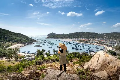 Toàn cảnh vịnh Vĩnh Hy xanh biếc ở Ninh Thuận nhìn từ trên cao