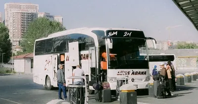 Hành khách lên xe khách tại bến — kinh nghiệm đặt vé qua OTA tránh sự cố