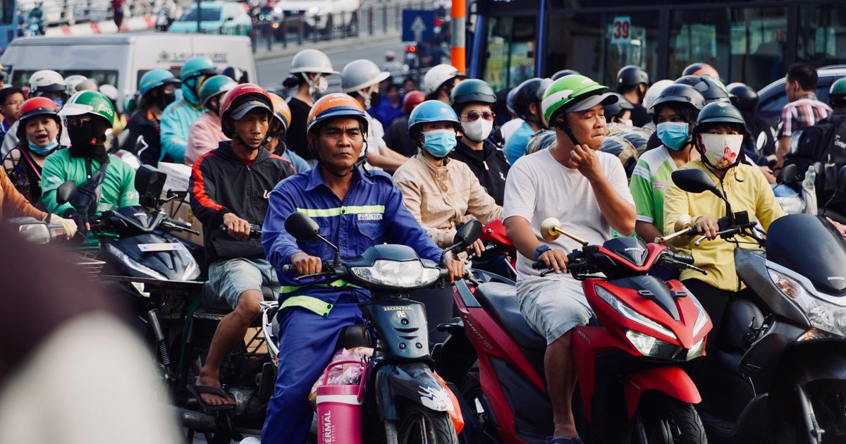 Dòng xe đông đúc giờ cao điểm — nguyên nhân thường gặp khiến lịch trình thay đổi