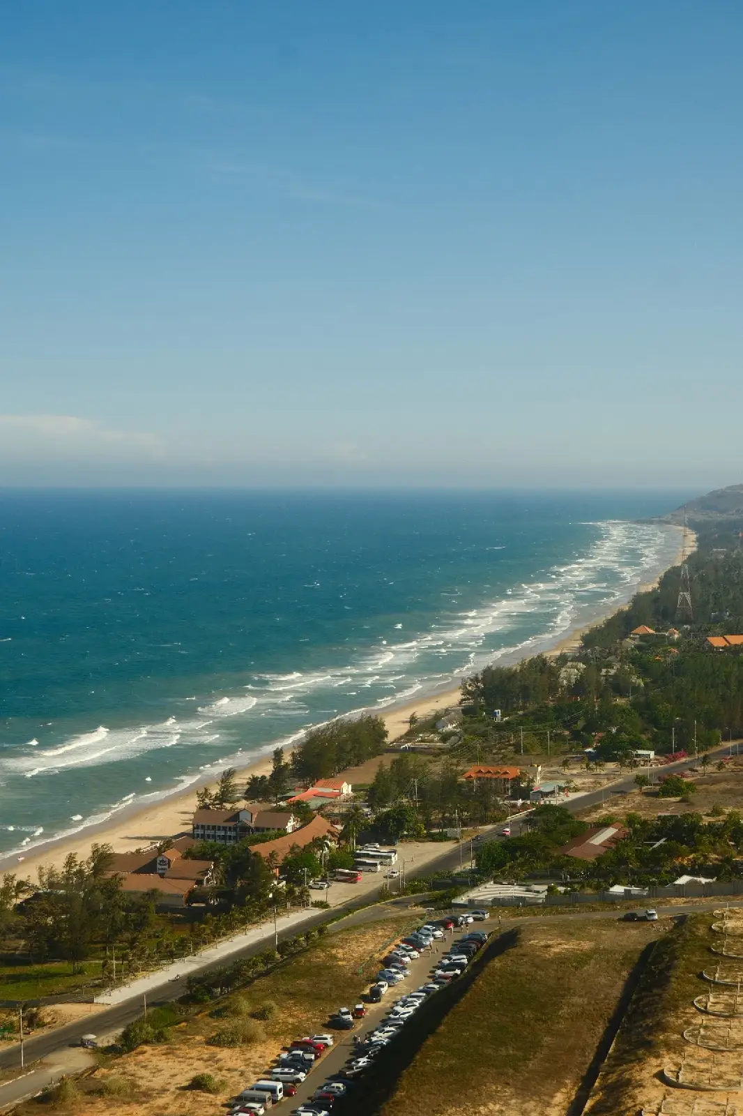Bờ biển Mũi Né/Phan Thiết (Lâm Đồng) nhìn từ trên cao