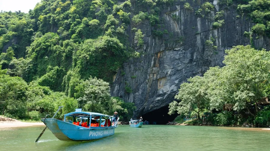 Thuyền du lịch trước cửa động Phong Nha, Vườn quốc gia Phong Nha - Kẻ Bàng