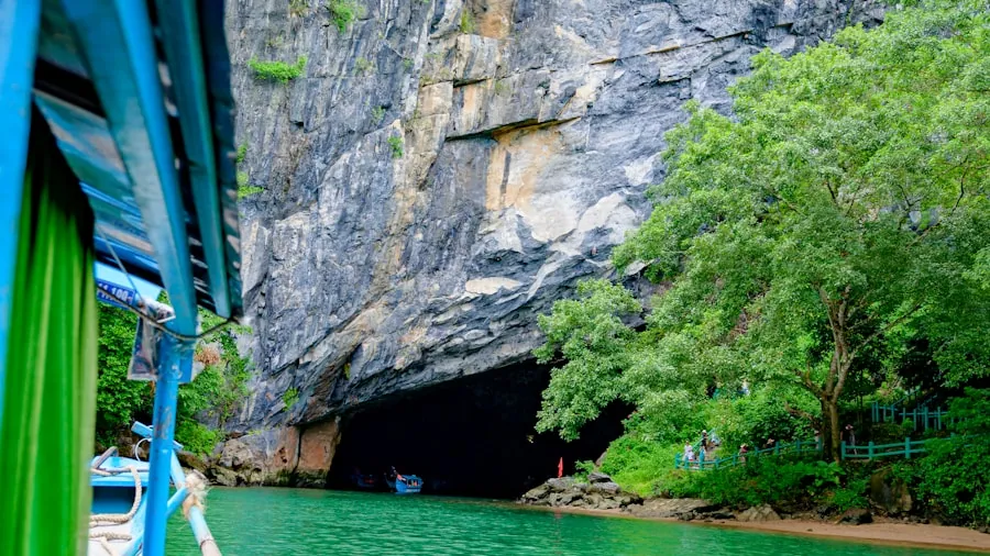 Phong Nha - Kẻ Bàng, điểm đến chính từ sân bay Đồng Hới Thuyền du lịch trên sông Son vào cửa động Phong Nha, Vườn quốc gia Phong Nha - Kẻ Bàng, Quảng Trị