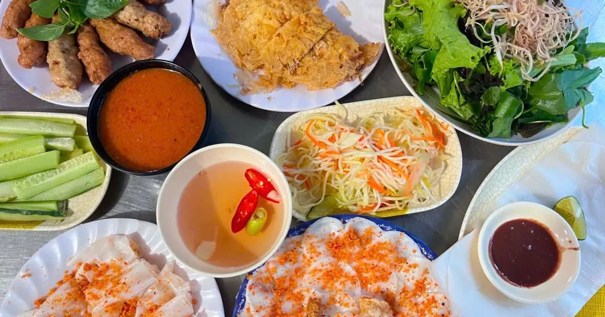 Mâm đặc sản Đồng Hới gồm bánh lọc, bánh bèo, ram và nộm bày trên bàn quán ăn ở Quảng Bình