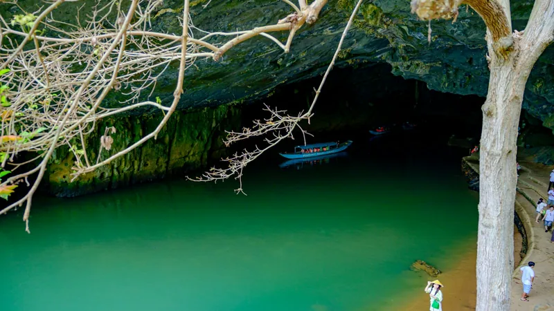 Bến thuyền sông Son - chặng cuối để vào động Phong Nha Thuyền du lịch đậu trước cửa động Phong Nha trên sông Son, Quảng Bình