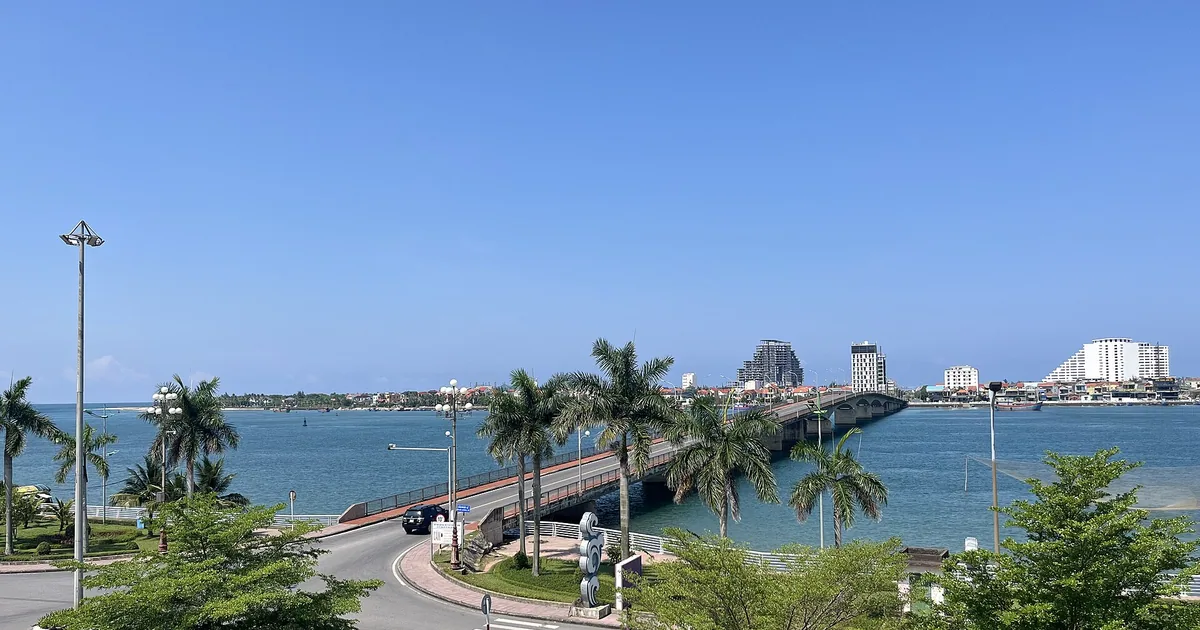 Cầu Nhật Lệ và trung tâm thành phố Đồng Hới nhìn từ trên cao, tỉnh Quảng Trị