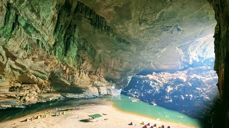 Bãi cắm trại bên trong Hang Én, Vườn quốc gia Phong Nha - Kẻ Bàng, Quảng Bình
