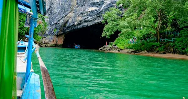 Thuyền tiến vào cửa động Phong Nha trên dòng sông Son xanh ngọc, Quảng Bình