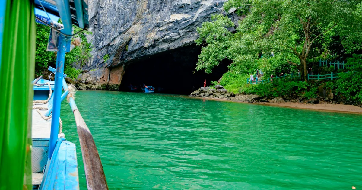 Thuyền tiến vào cửa động Phong Nha trên dòng sông Son xanh ngọc, Quảng Bình