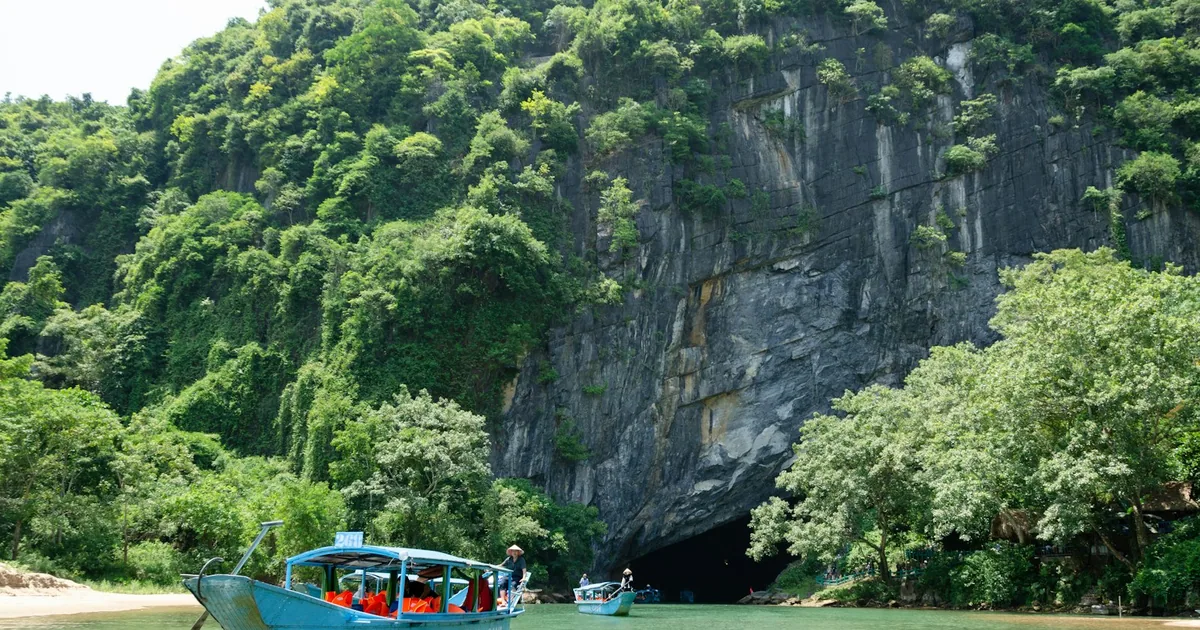 Thuyền du lịch trên sông Son trước cửa động Phong Nha, Vườn quốc gia Phong Nha - Kẻ Bàng, Quảng Bình