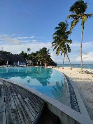 Hồ bơi vô cực hướng biển tại một resort ở Ninh Thuận