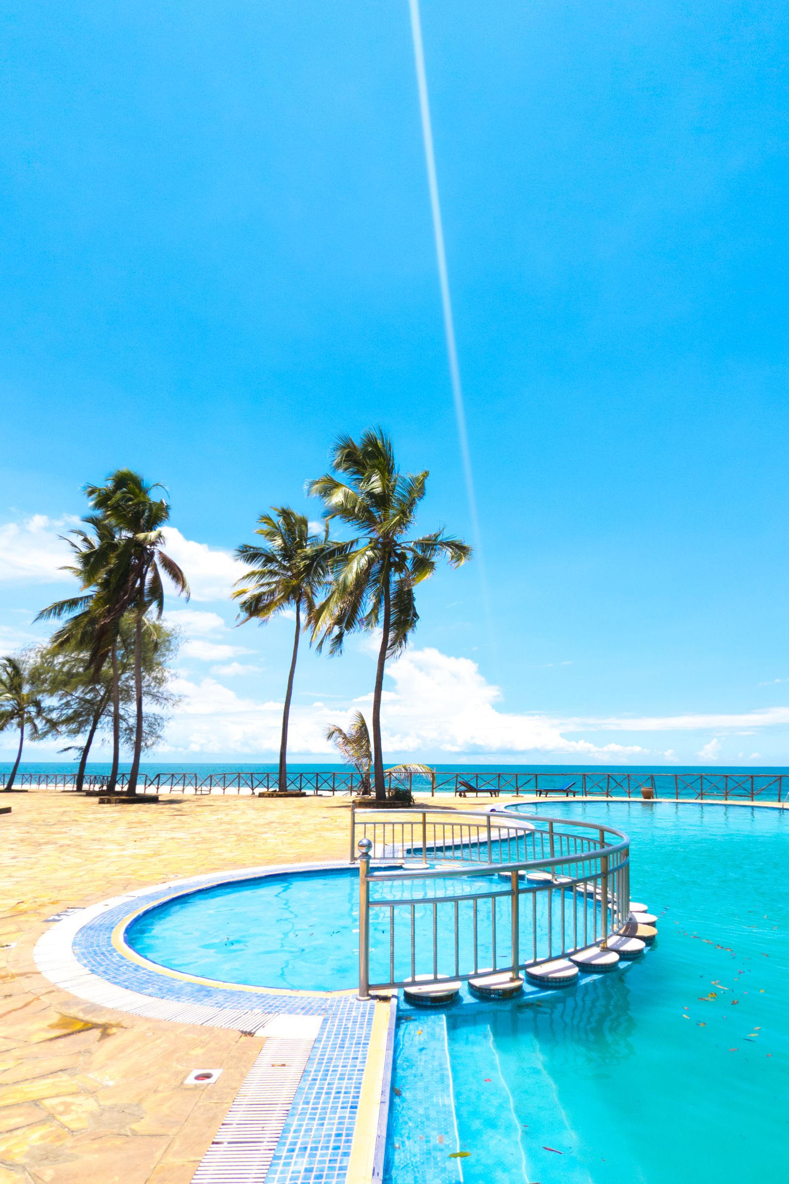 Hồ bơi rợp bóng dừa tại resort ven biển Phan Rang