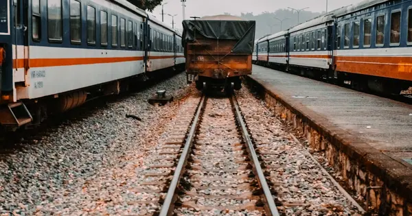 Đoàn tàu Đường sắt Việt Nam tại ga - tuyến du lịch Cố đô Huế - Phong Nha khai thác từ 28/8/2026