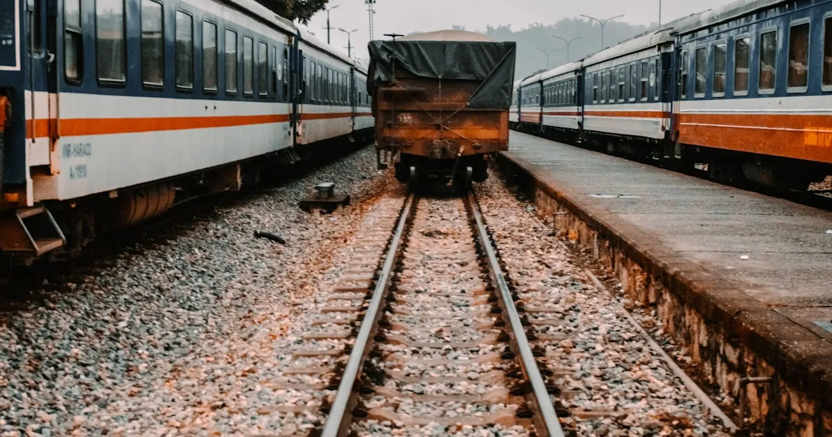 Đoàn tàu Đường sắt Việt Nam tại ga - tuyến du lịch Cố đô Huế - Phong Nha khai thác từ 28/8/2026